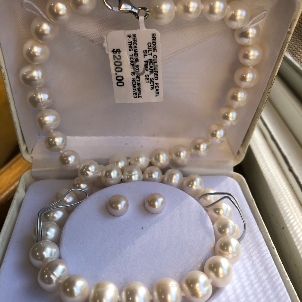 Cultured pearl  necklace & earrings